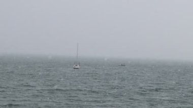 Göl fırtınalı, kar ve yatlar