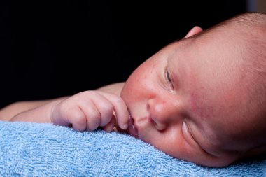 Yenidoğan üzerinde havlu