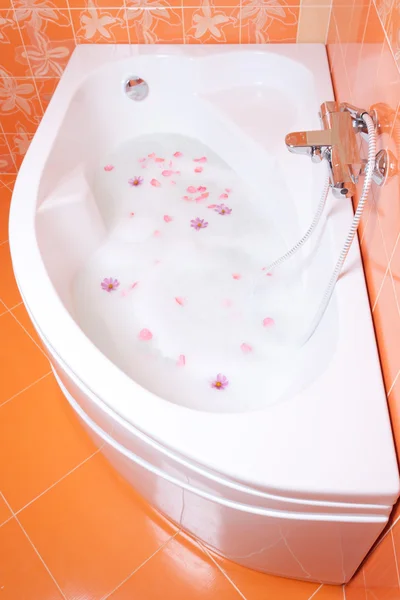 Perličková koupel s květy — Stock fotografie