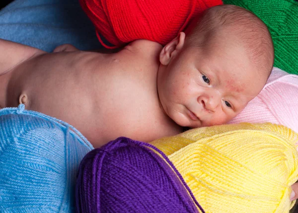 Bebé en hilo —  Fotos de Stock