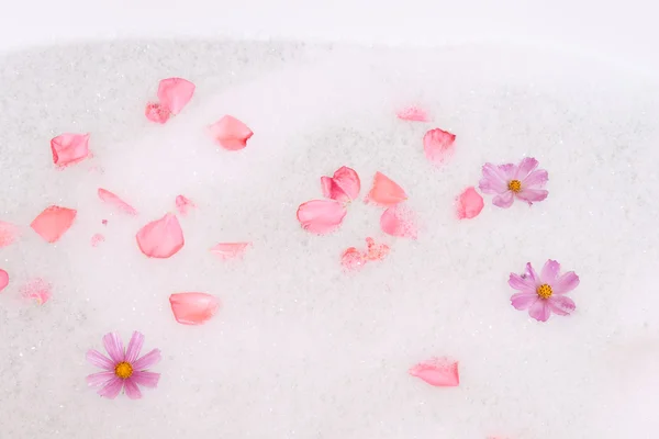 Bain moussant avec des fleurs — Photo