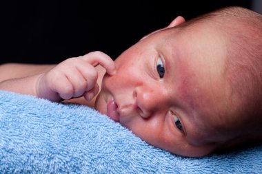 Yenidoğan üzerinde havlu