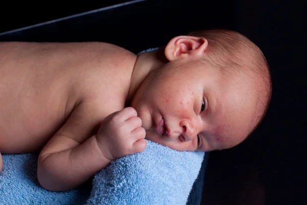 Newborn on towel — Stock Photo, Image