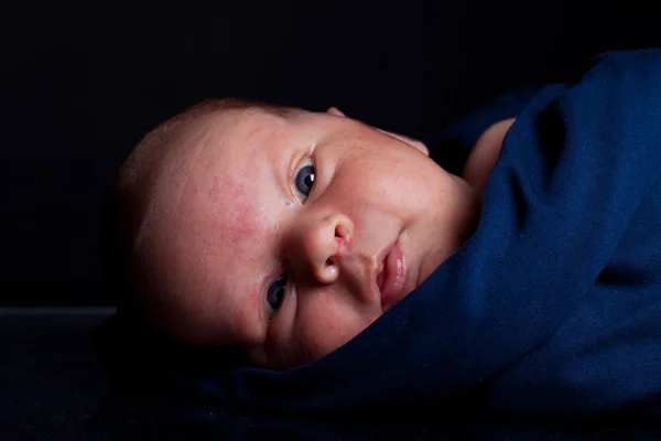 Novorozence v praku — Stock fotografie