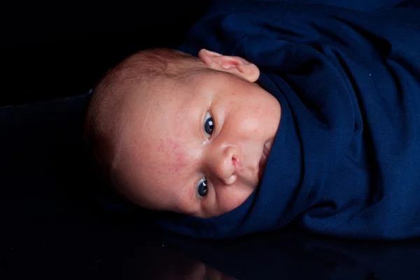 Neugeborenes im Tragetuch — Stockfoto