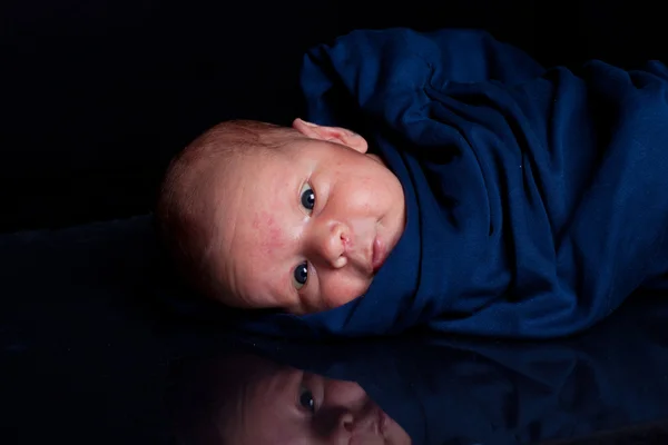 Recém-nascido em funda — Fotografia de Stock