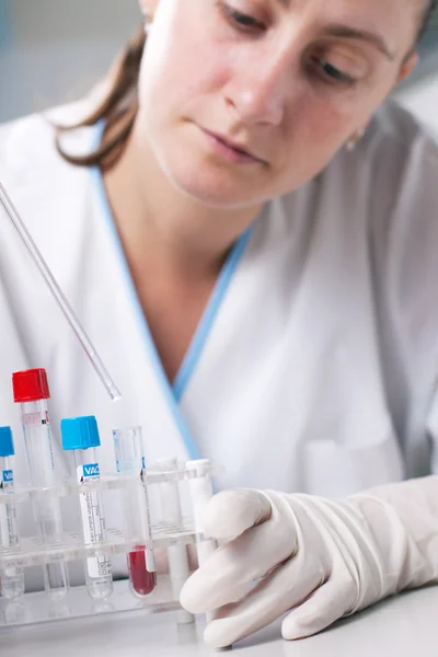 Mujer investigando en laboratorio . —  Fotos de Stock