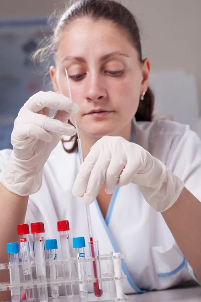 Žena zkoumat v laboratoři. — Stock fotografie