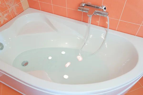 Badewanne mit Kerzen — Stockfoto