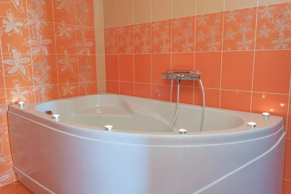 Badewanne mit Kerzen — Stockfoto