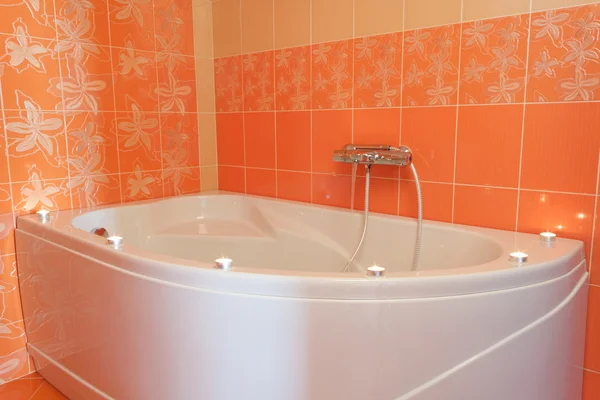Mumlar ile banyo küveti — Stok fotoğraf