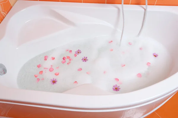 Bain moussant avec des fleurs — Photo