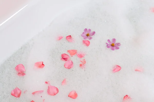 Bain moussant avec des fleurs — Photo