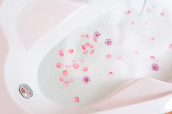 Banho de espuma com flores — Fotografia de Stock