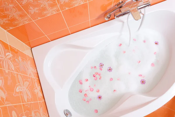 Badschuim met bloemen — Stockfoto