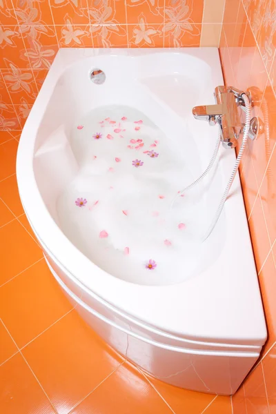 Пузырьковая ванна с цветами — стоковое фото