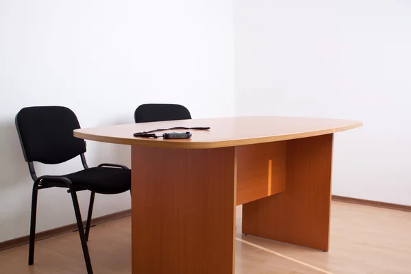 Skrivbord med stolar — Stockfoto