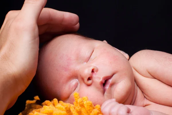 Новорожденный мальчик — стоковое фото