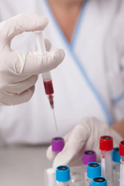 Iniezione di sangue in provetta Immagine Stock