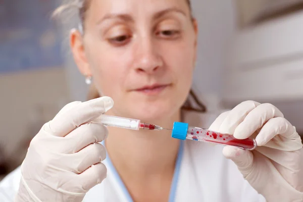 Injecção de sangue no tubo de ensaio — Fotografia de Stock
