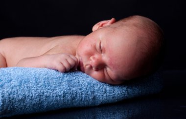 Yenidoğan üzerinde havlu