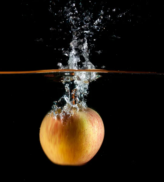 Plusk wody jabłko — Zdjęcie stockowe