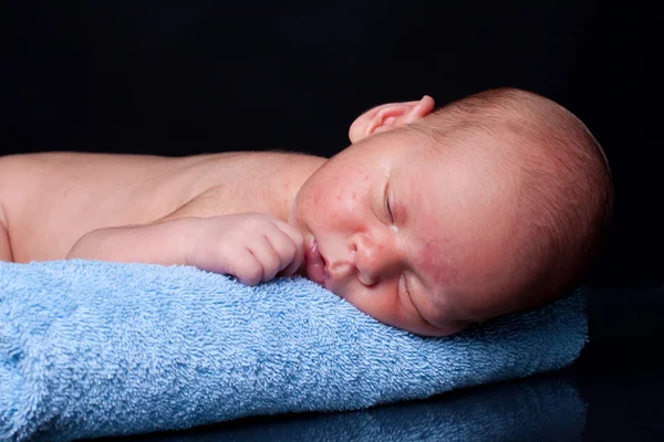 Recién nacido con toalla —  Fotos de Stock