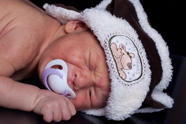 Newborn with hat — Stock Photo, Image