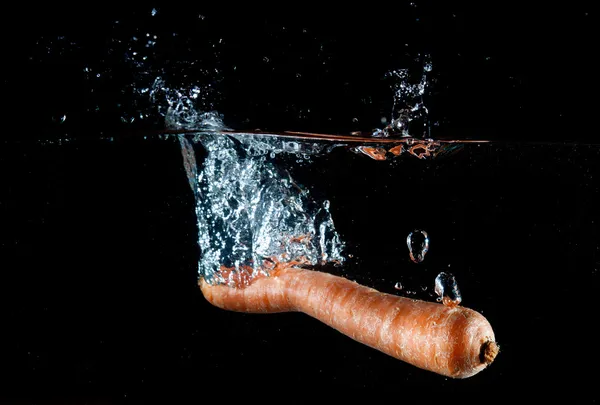 Salpicadura de agua de zanahoria —  Fotos de Stock