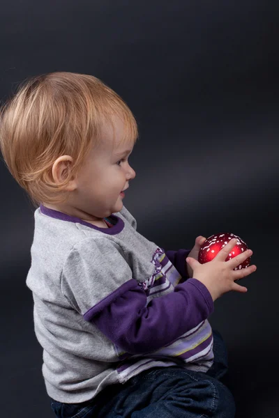 Menina com brinquedo de Natal — Fotografia de Stock