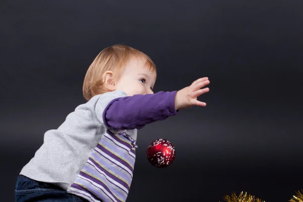 Mädchen mit Weihnachtsspielzeug — Stockfoto