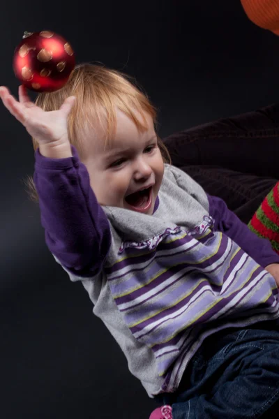 Menina com brinquedo de Natal — Fotografia de Stock