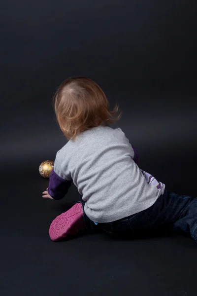 Meisje met Kerstmis speelgoed — Stockfoto