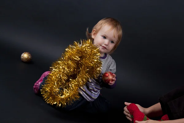 Meisje met Kerstmis speelgoed — Stockfoto