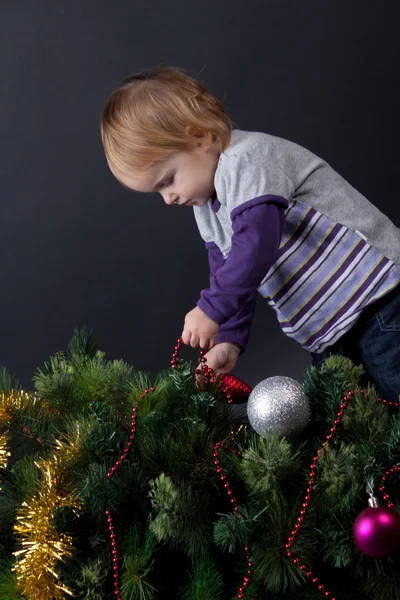 Meisje met Kerstmis speelgoed — Stockfoto