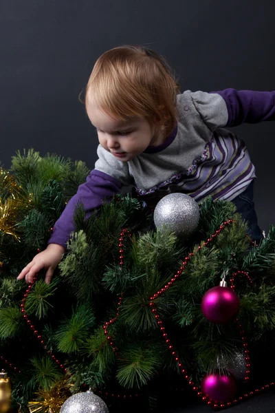 Mädchen mit Weihnachtsspielzeug — Stockfoto