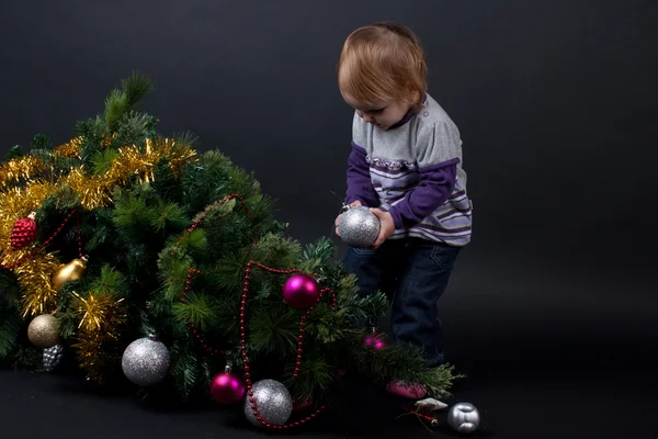 Девушка с рождественской игрушкой — стоковое фото