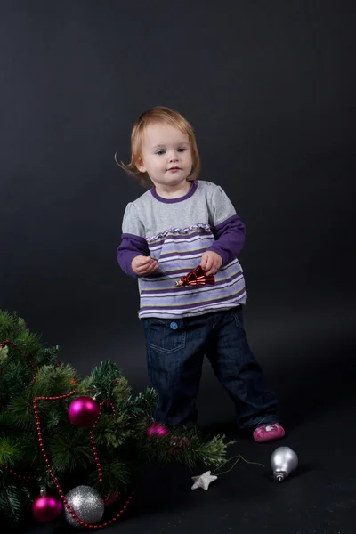 Дівчина з різдвяною іграшкою — стокове фото