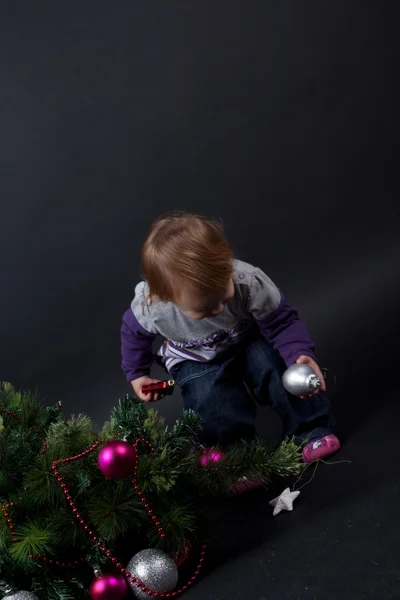 Flicka med jul leksak — Stockfoto