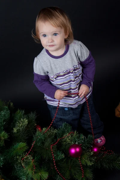 Meisje met Kerstmis speelgoed — Stockfoto