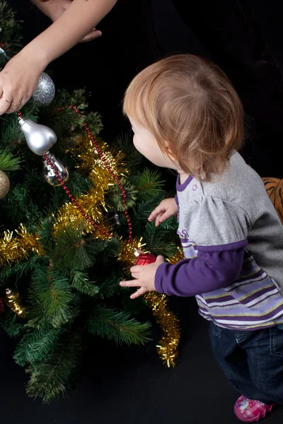 Meisje met Kerstmis speelgoed — Stockfoto