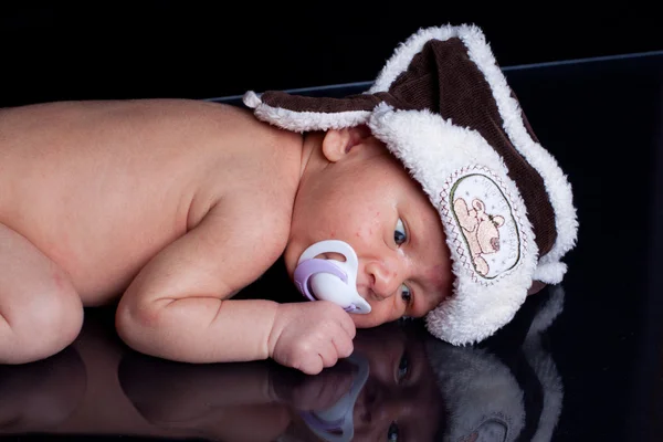 Newborn with hat — Stock Photo, Image