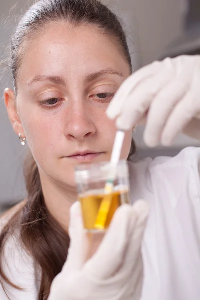 Mulher fazendo teste de urina — Fotografia de Stock