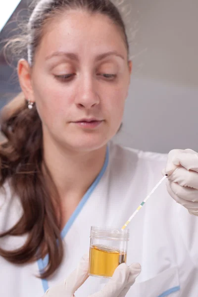 Femme faisant un test d'urine — Photo