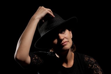 Siyah şapkalı kadın