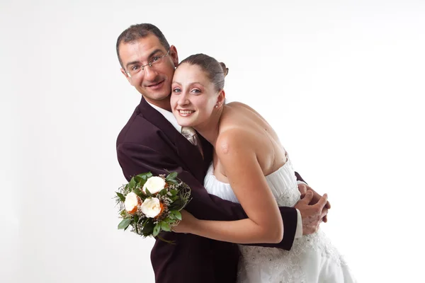 Bruid en bruidegom knuffel — Stockfoto