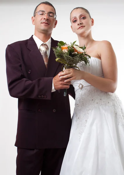 Bruden och brudgummen kram — Stockfoto