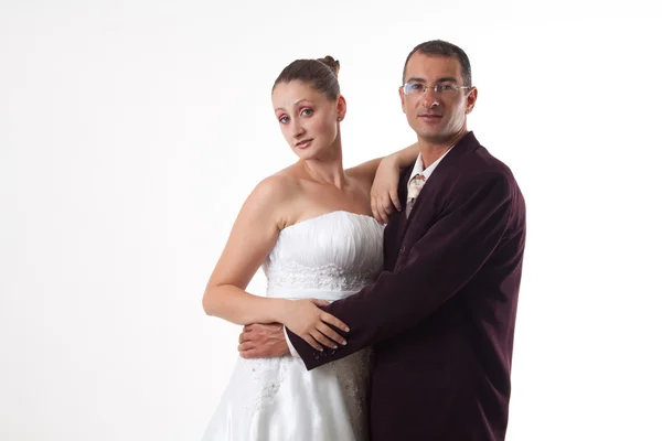 Bruden och brudgummen kram — Stockfoto
