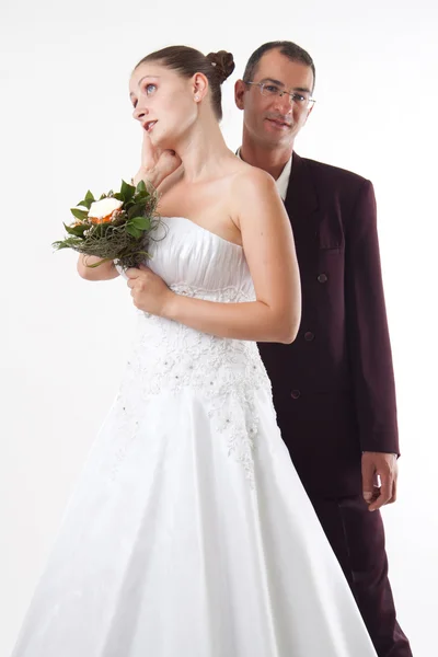 Nevěsta a ženich objetí — Stock fotografie