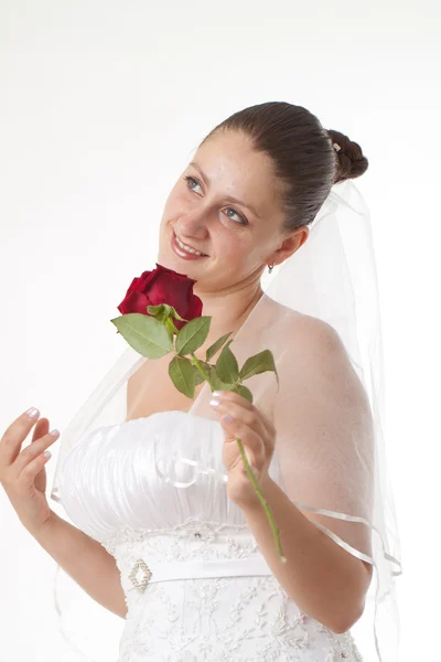 Mariée en blanc avec rose rouge — Photo